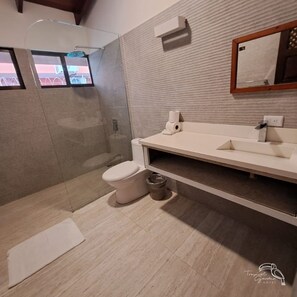 Classic House, Multiple Beds, Non Smoking, Pool View | Bathroom | Shower, towels - Hotel Tropical Garden (Jacó)