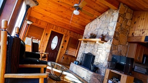Smart TV, fireplace - The Perch Cabin with Hot tub. Uncomparible Panoramic view!! (Little Switzerland)