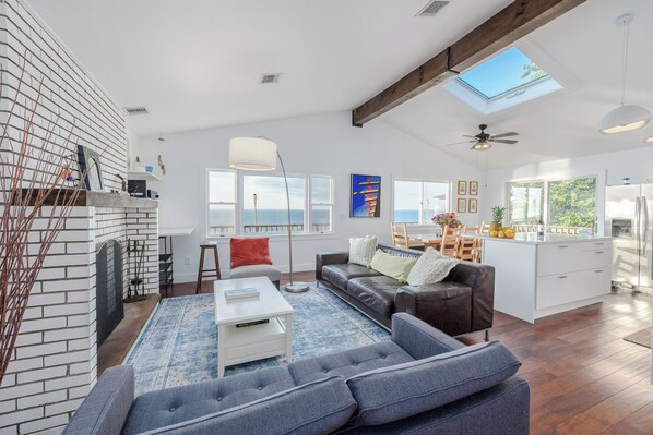 Smart TV, fireplace, ping pong, books