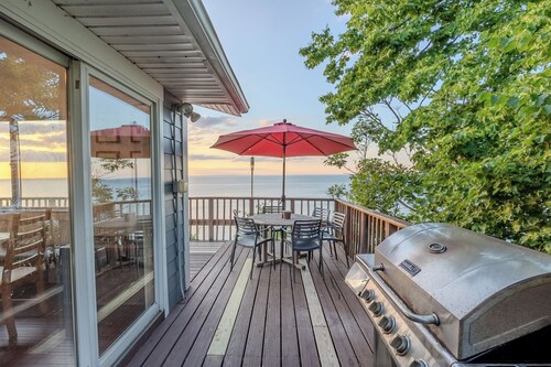 Waterfront Beach House w/ Water Views on The North Shore Long Island. 4 BRs 2BRs