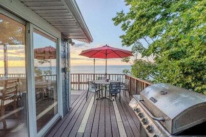 Waterfront Beach House w/ Water Views on The North Shore Long Island. 4 BRs 2BRs