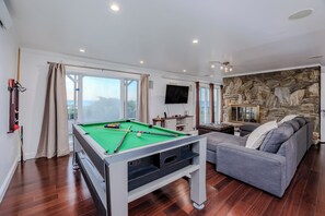 Smart TV, fireplace, ping pong, books