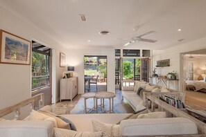 スマートテレビ、DVD プレーヤー、おもちゃ、書庫