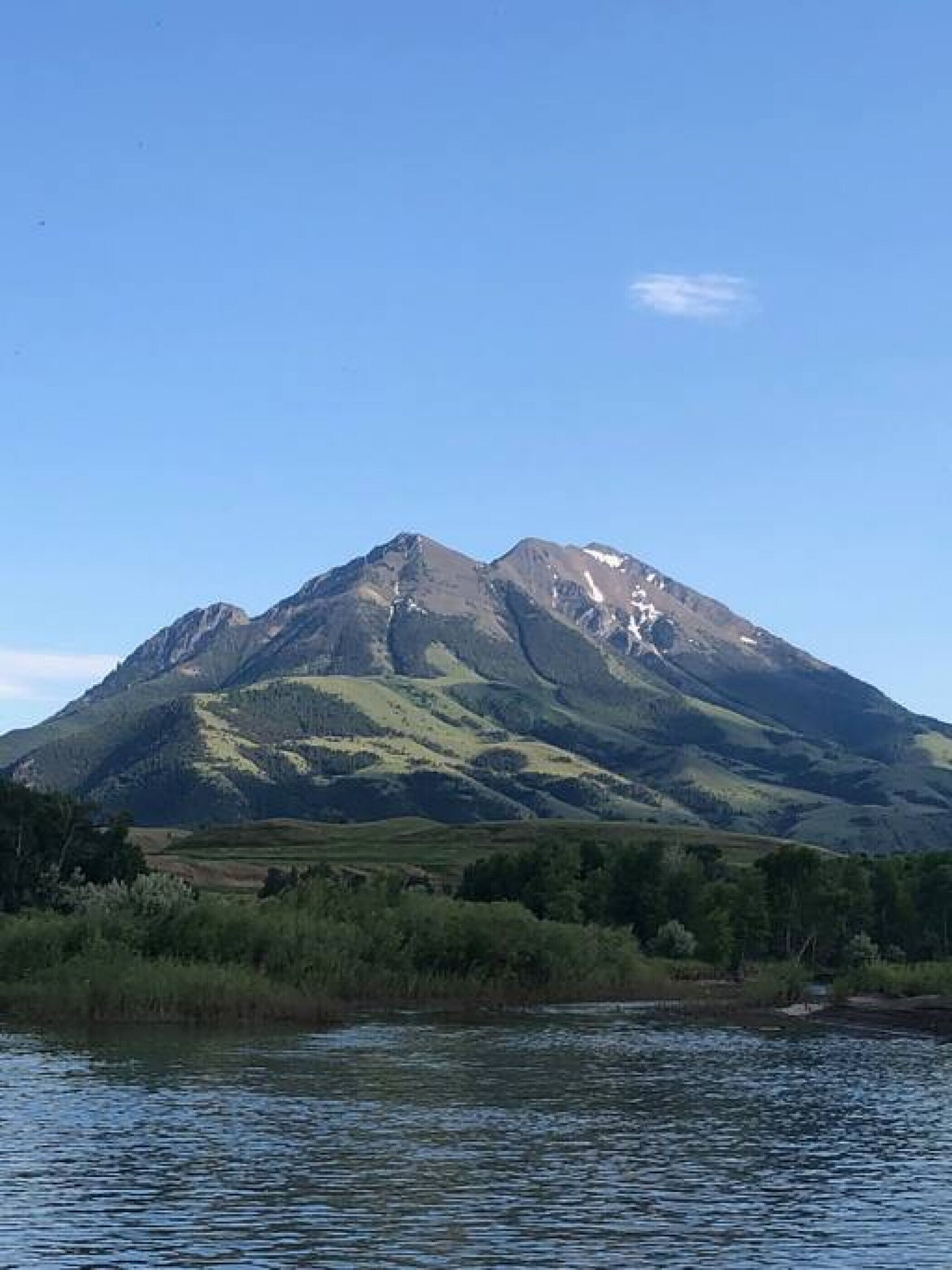 Un paisaje montañoso con cielo despejado.