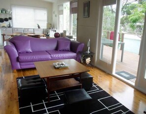 TV connectée, Netflix, lecteur de DVD, livres