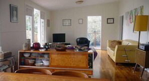 TV connectée, Netflix, lecteur de DVD, livres