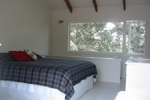 1 dormitorio, tabla de planchar con plancha, wifi y ropa de cama
