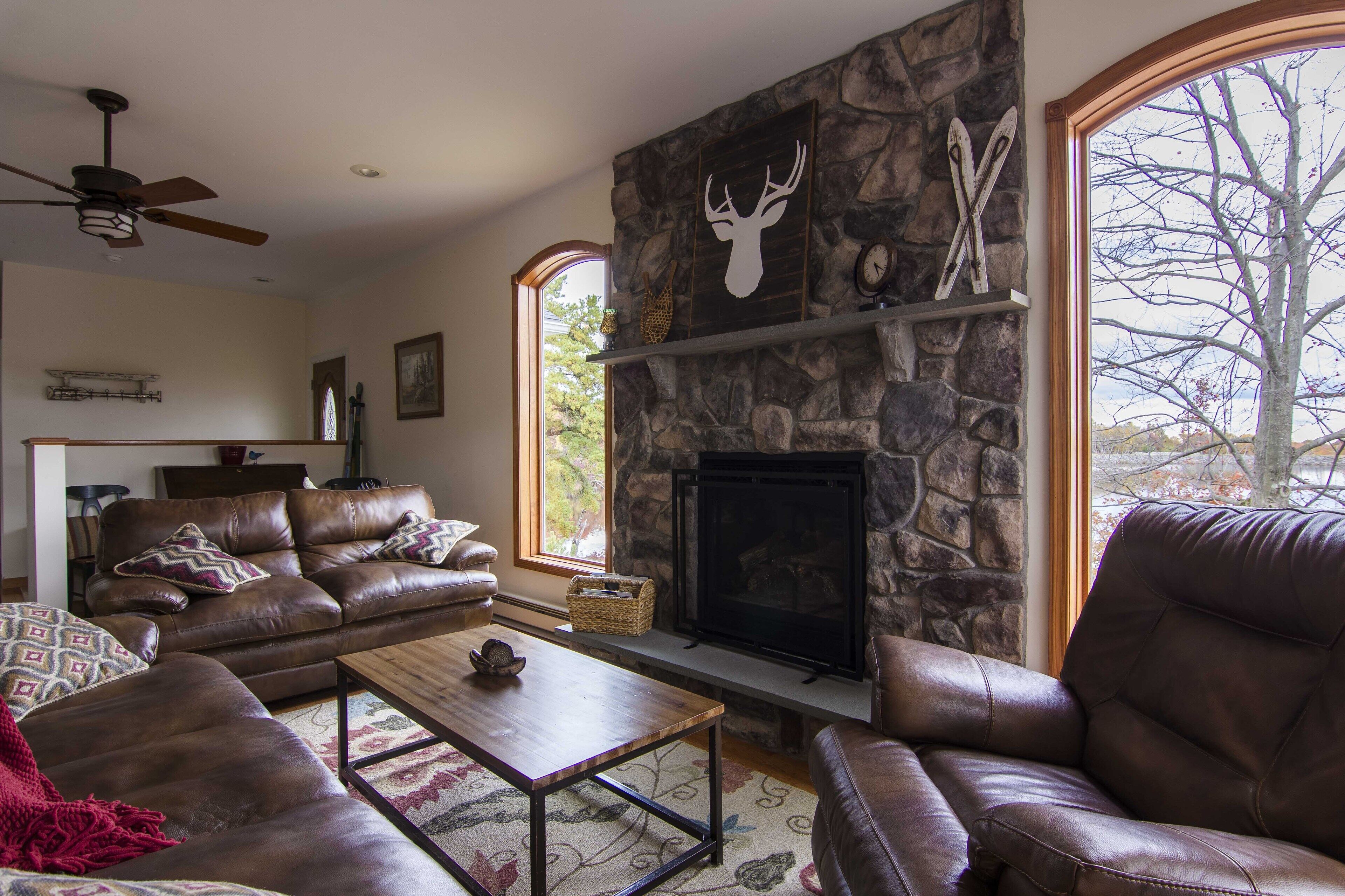 One Of A Kind! Luxury Peninsula Lakefront House In Emerald Lakes, PA