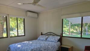 2 habitaciones y tabla de planchar con plancha 