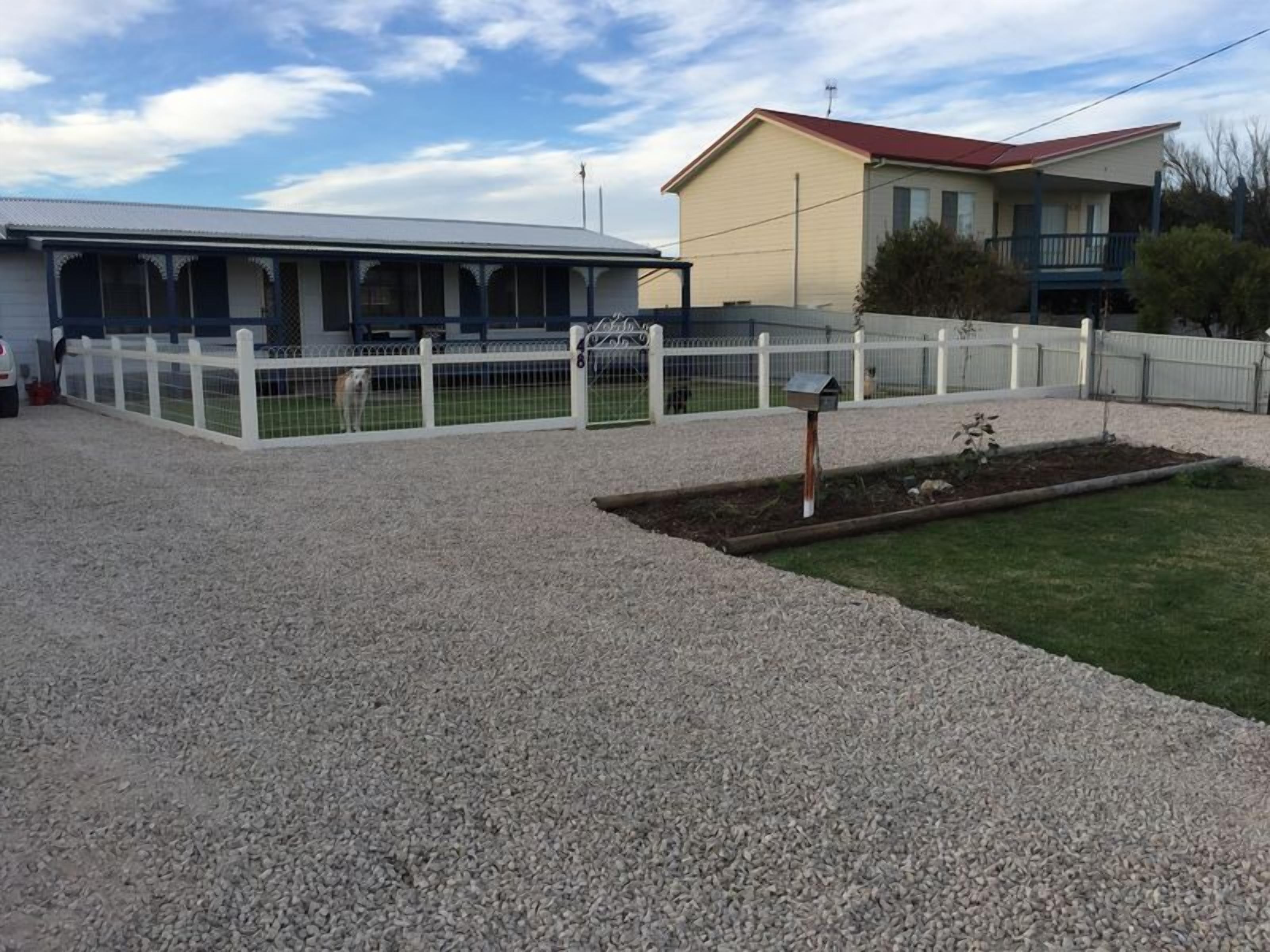 The Salt Shaker Beach House - Pets Welcome.  200m to the beach — image 2