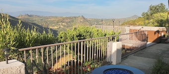 Quiet Hilltop Home With Stunning Hill Top And Valley Views