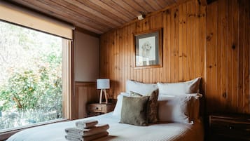 4 bedrooms, desk, iron/ironing board, travel crib