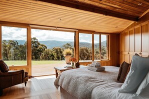 4 makuuhuonetta, työpöytä, silitysrauta/-lauta, vauvan matkasänky