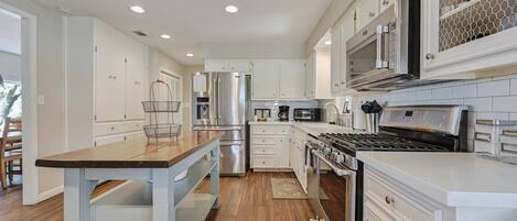 Refrigerador, microondas, horno, placa de cocina