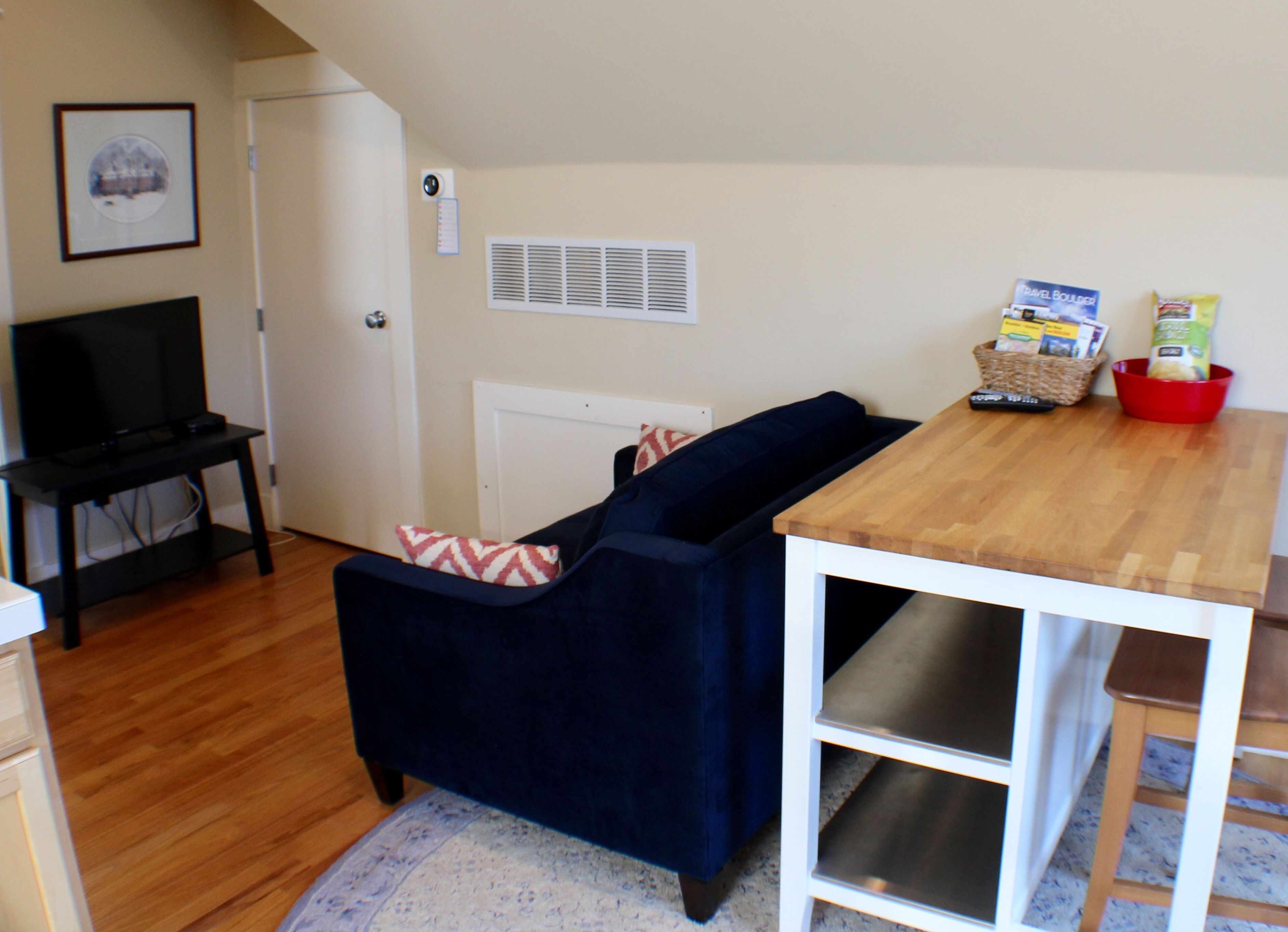 Spacious 1 Bedroom Apartment Centrally Located between Denver and Boulder.