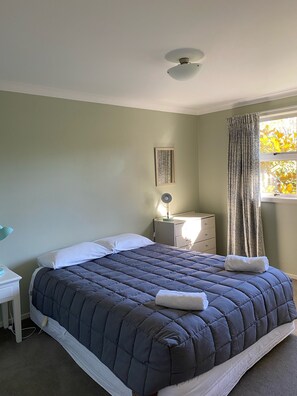 3 bedrooms, iron/ironing board, WiFi, wheelchair access -  Located near Eely Point  (Wanaka)