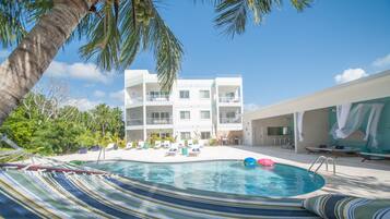 Una piscina al aire libre