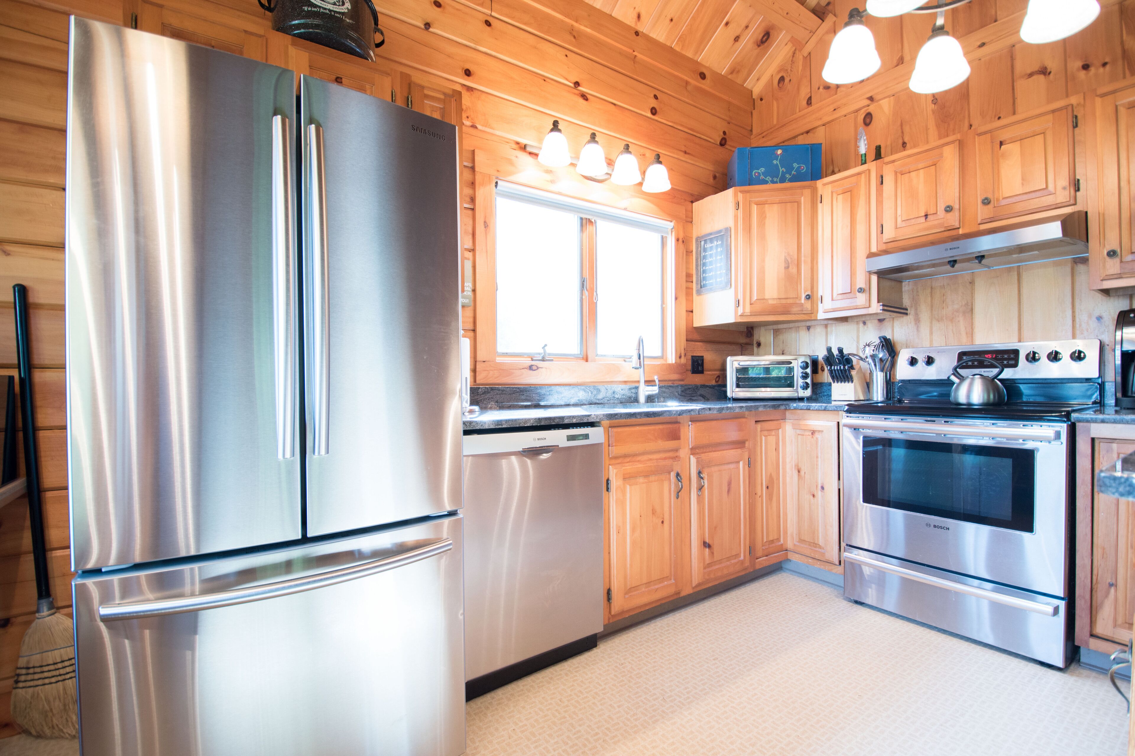 Beautiful Waterfront Log Home, Nestled in the White Mountains