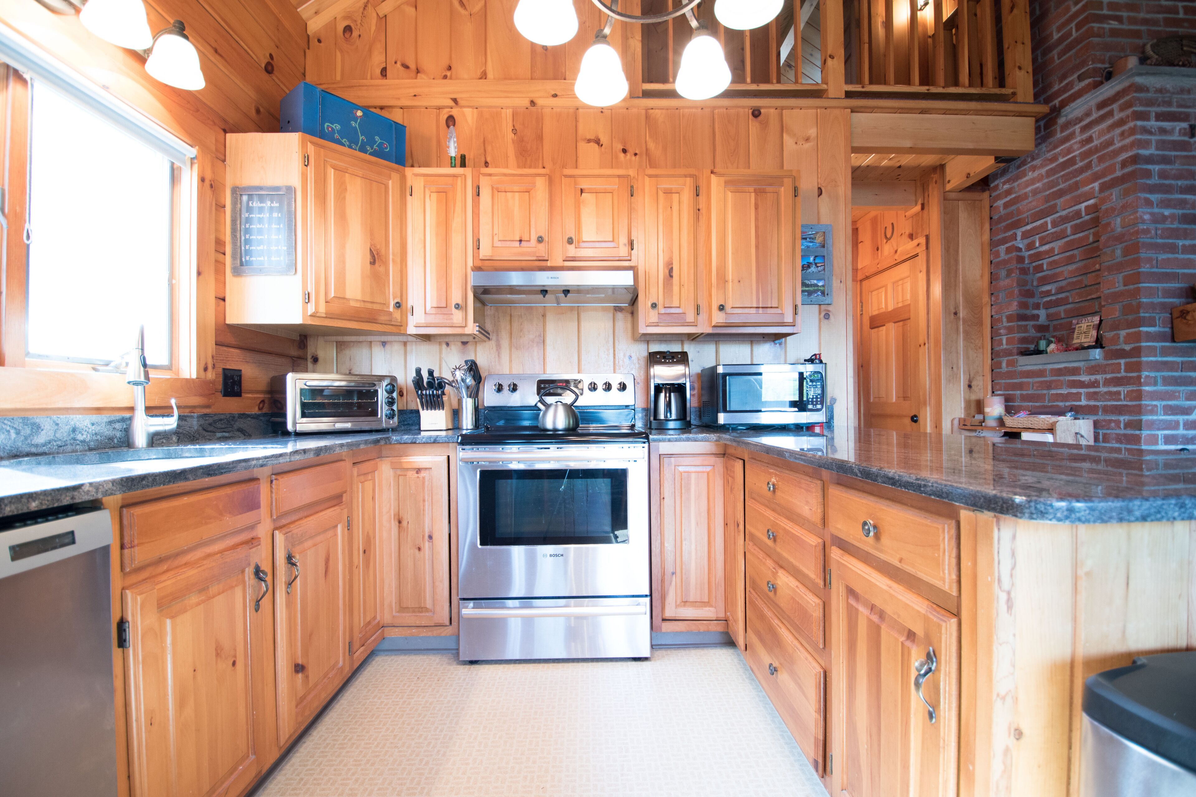 Beautiful Waterfront Log Home, Nestled in the White Mountains