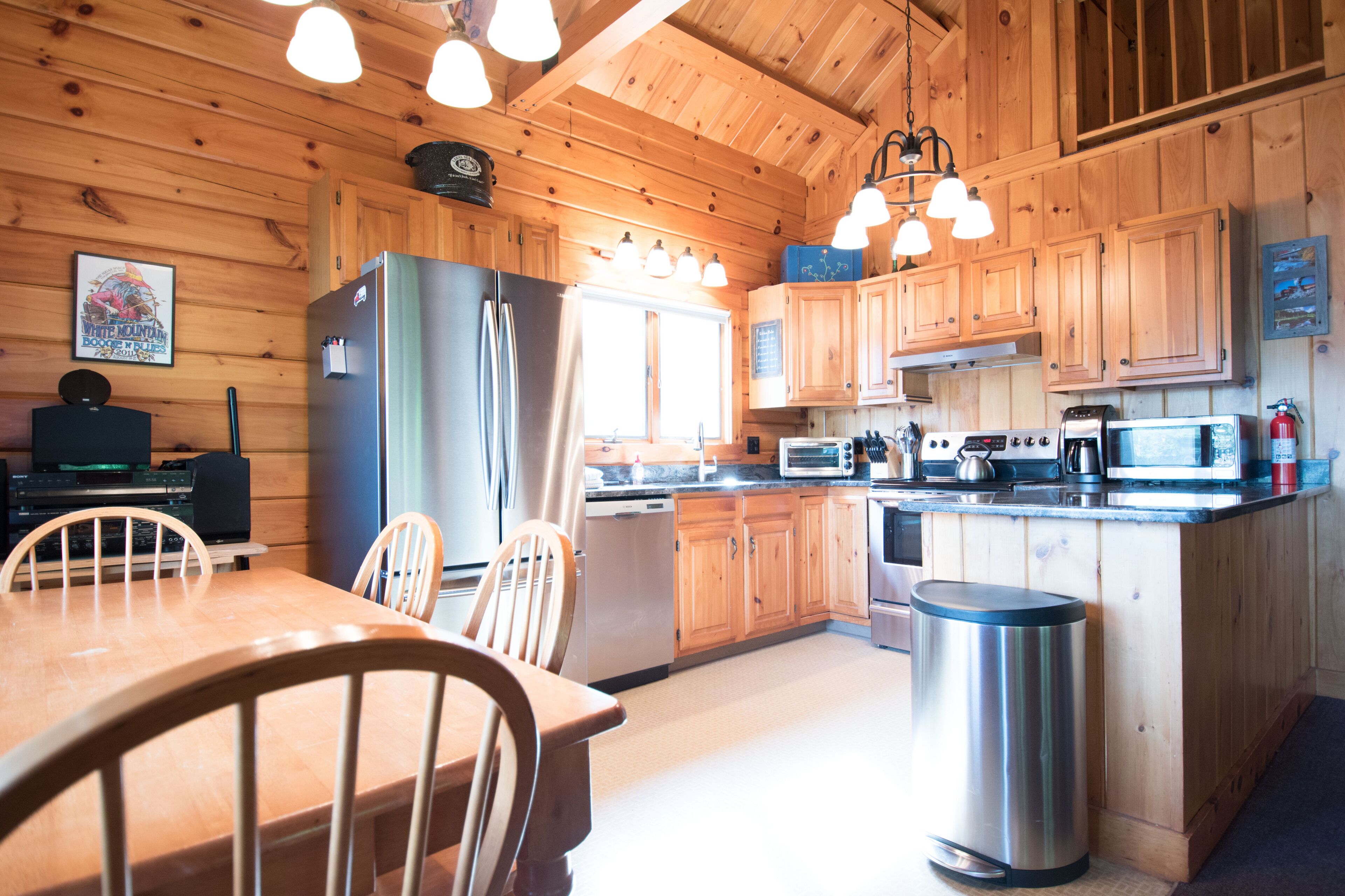 Beautiful Waterfront Log Home, Nestled in the White Mountains