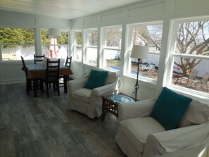 Smart-TV, DVD-spiller, fotballspill og bøker