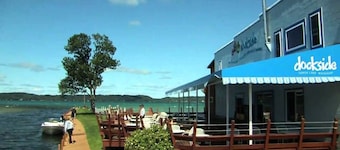 'Jugando Hookie' en la montaña Schuss.  ¡Pasos de esquí y golf desde tu puerta!