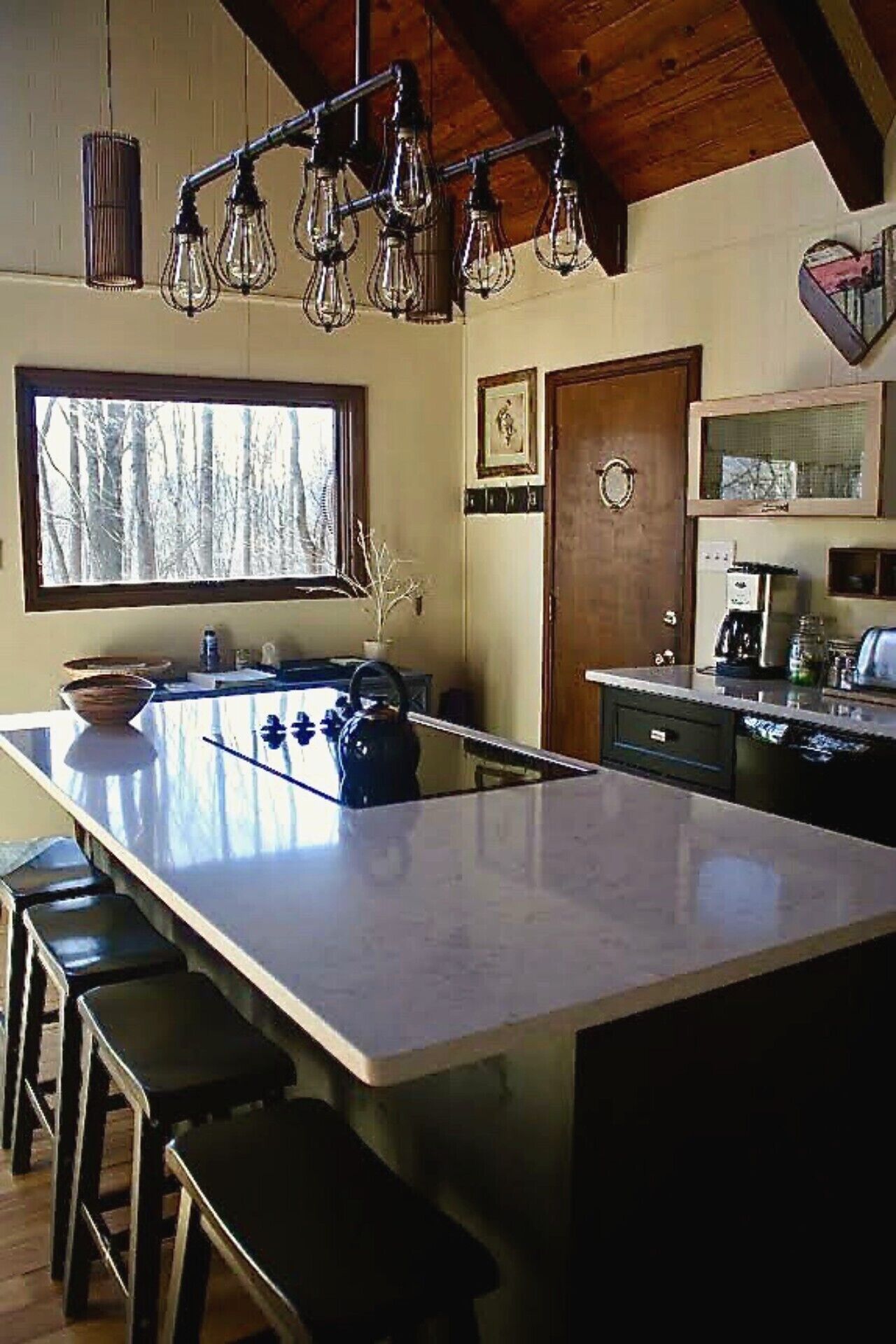 Hip Little Cabin on the Hill with Hot Tub & Wi-Fi/ Fantastic Location