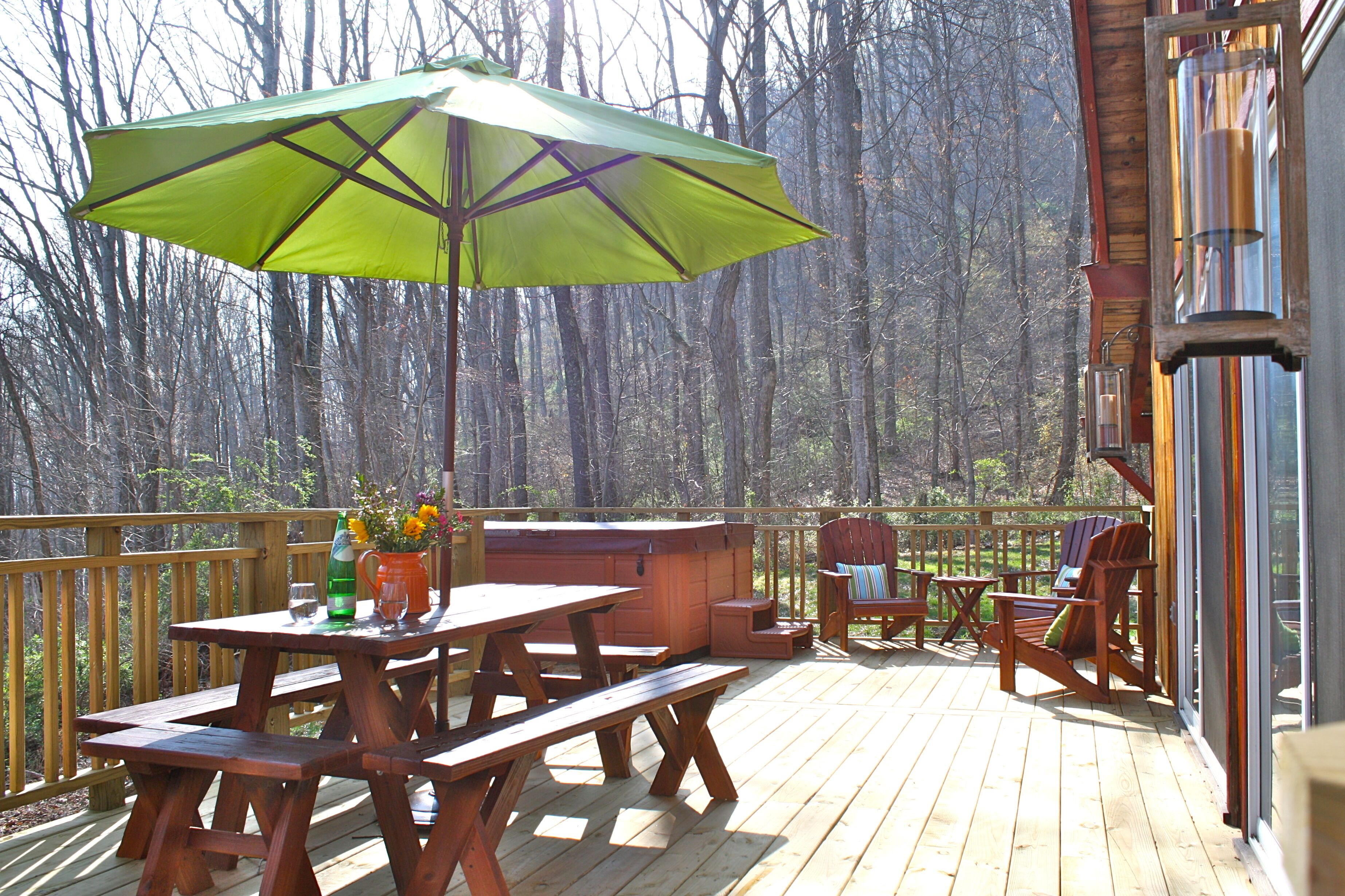 Hip Little Cabin on the Hill with Hot Tub & Wi-Fi/ Fantastic Location