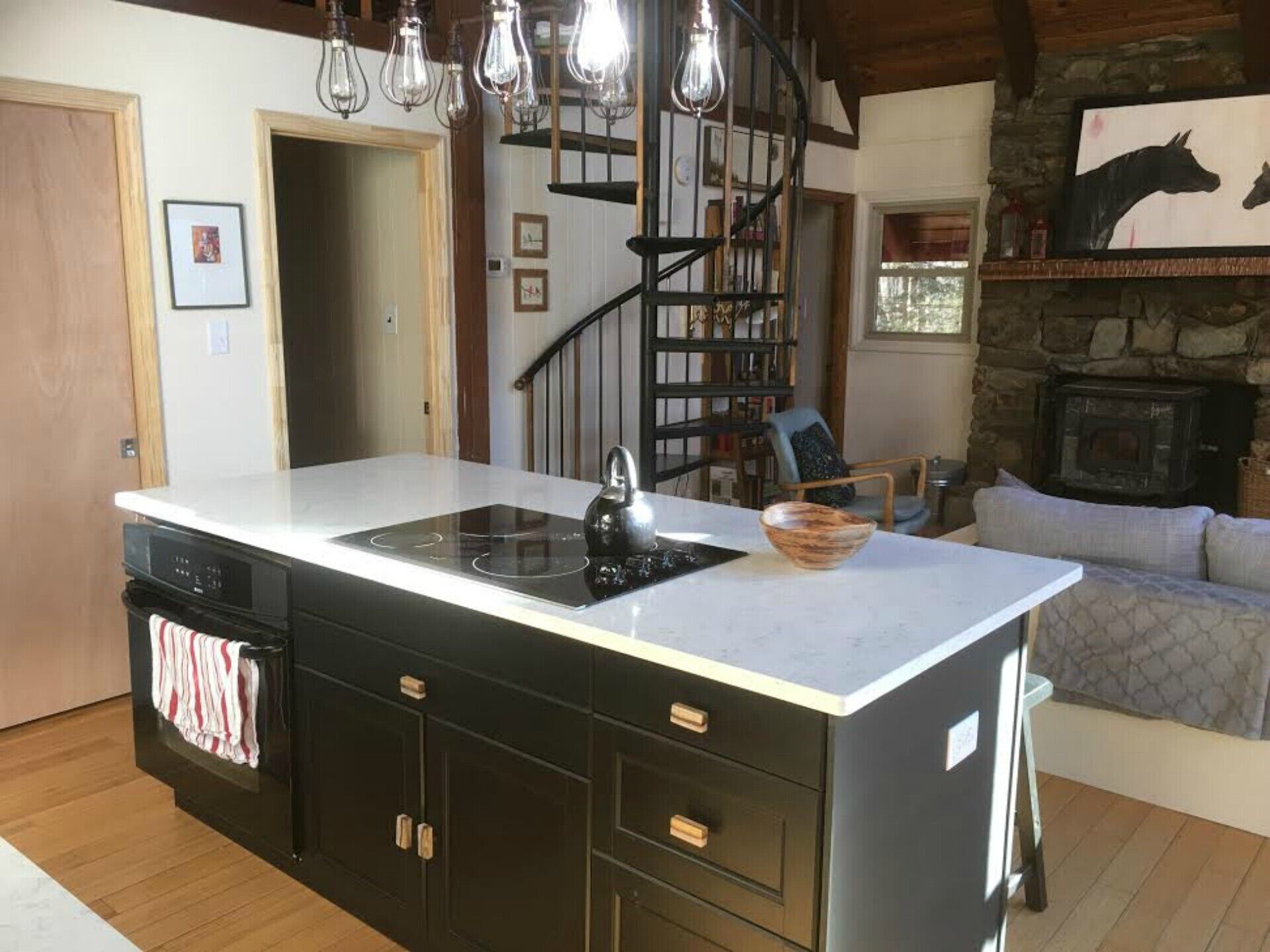 Hip Little Cabin on the Hill with Hot Tub & Wi-Fi/ Fantastic Location