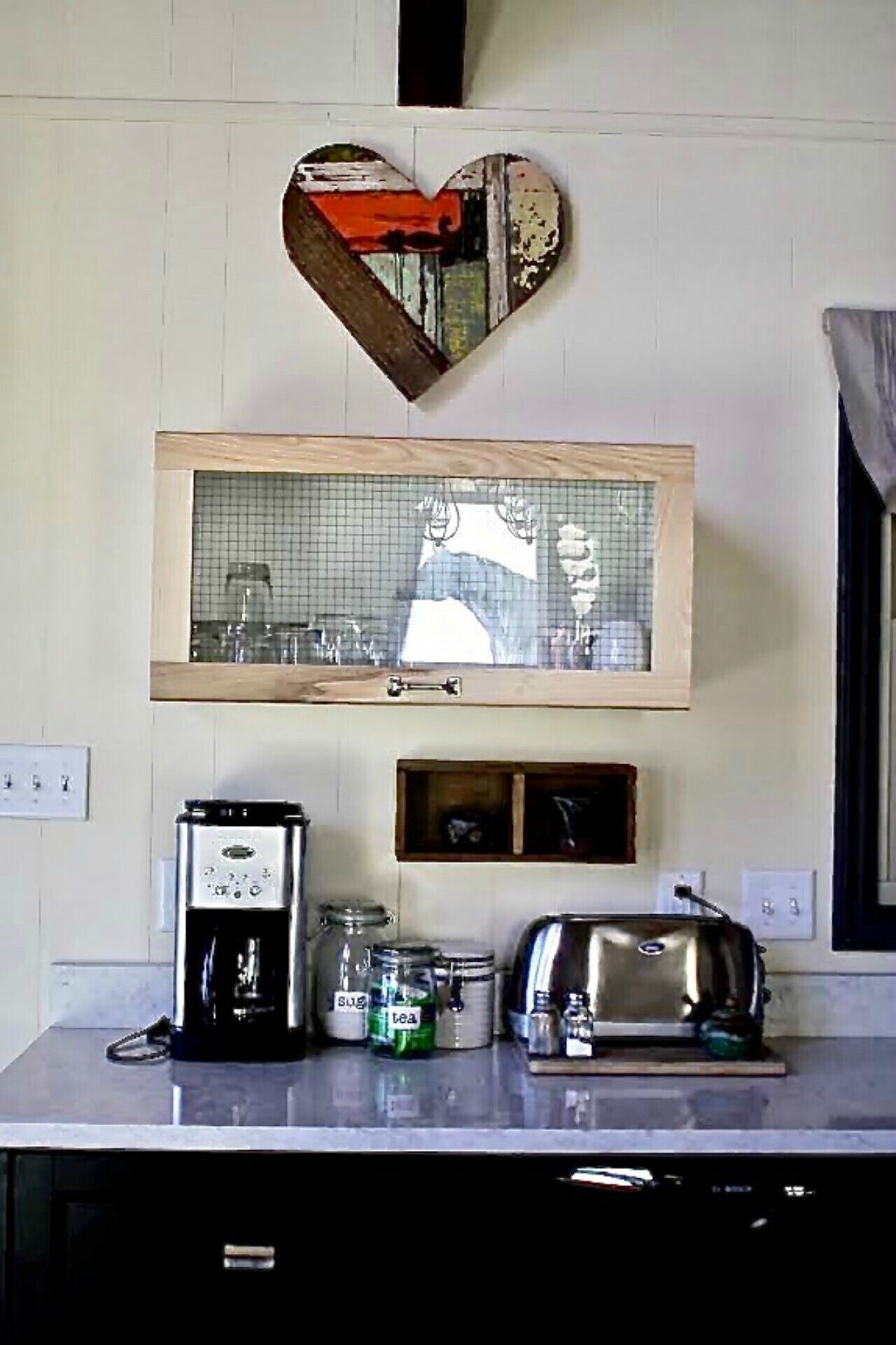 Hip Little Cabin on the Hill with Hot Tub & Wi-Fi/ Fantastic Location