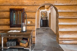 Interior - Luxurious Rustic Log Cabin- Moosehead Lodge Bass Lake (Wishon)