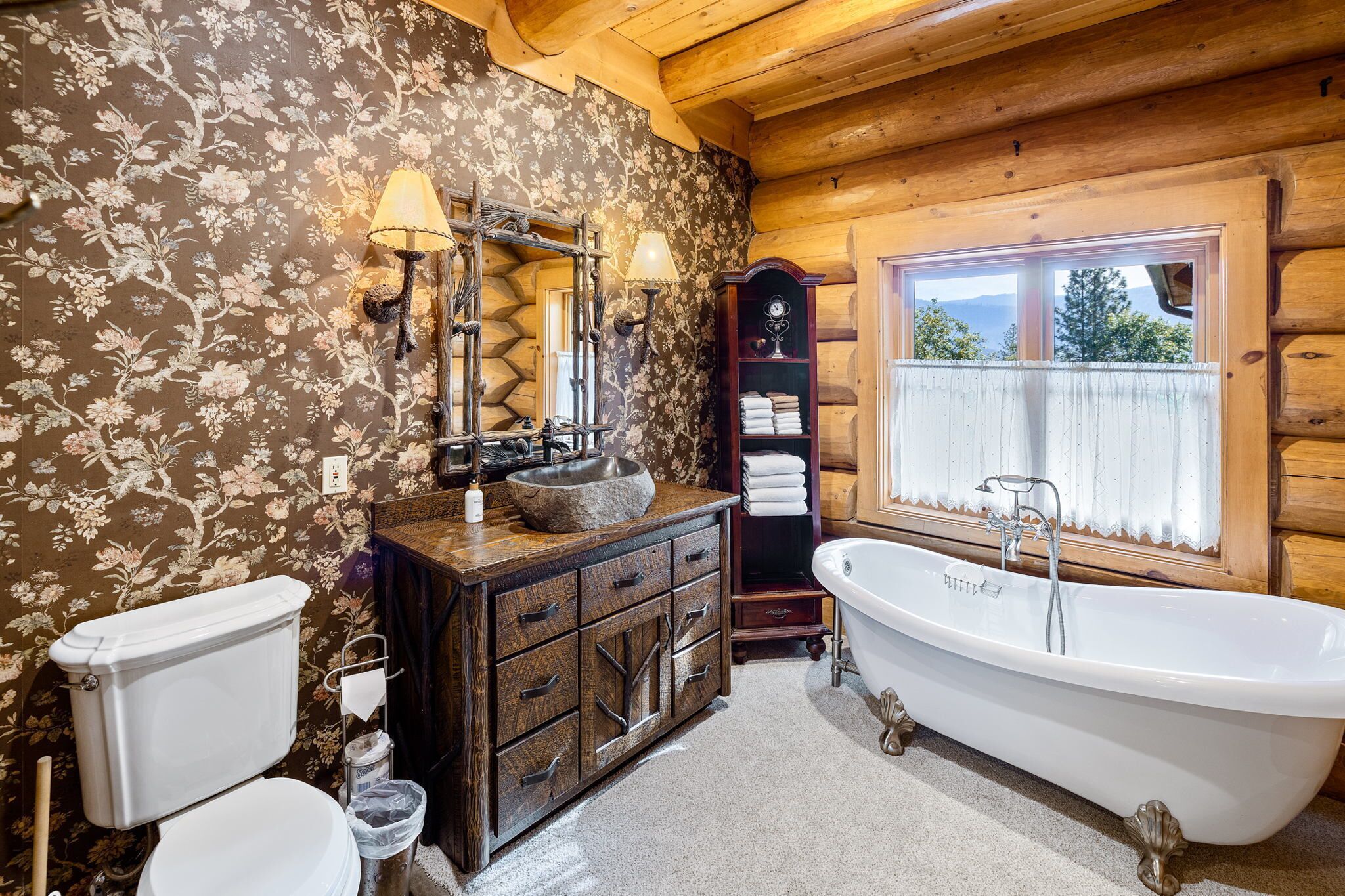 Luxurious Rustic Log Cabin- Moosehead Lodge Bass Lake