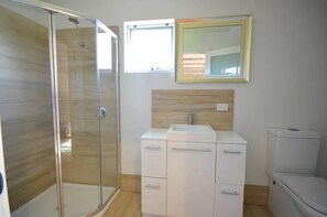 Bathtub, hair dryer, towels, soap - The Hamptons Yallingup (Yallingup)