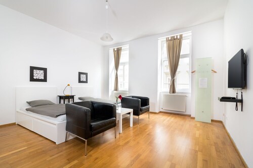 5* Top class, Newly renovated, bright, quiet apartment next to belvedere garden