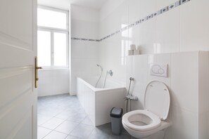 Badekar, hårføner, håndklær og såpe
