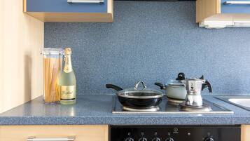 Fridge, oven, stovetop, coffee/tea maker