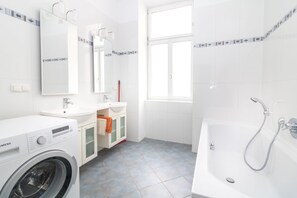 Vasca, asciugacapelli, asciugamani, sapone