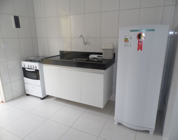 Kühlschrank, Herdplatte, Kochgeschirr/Geschirr/Besteck