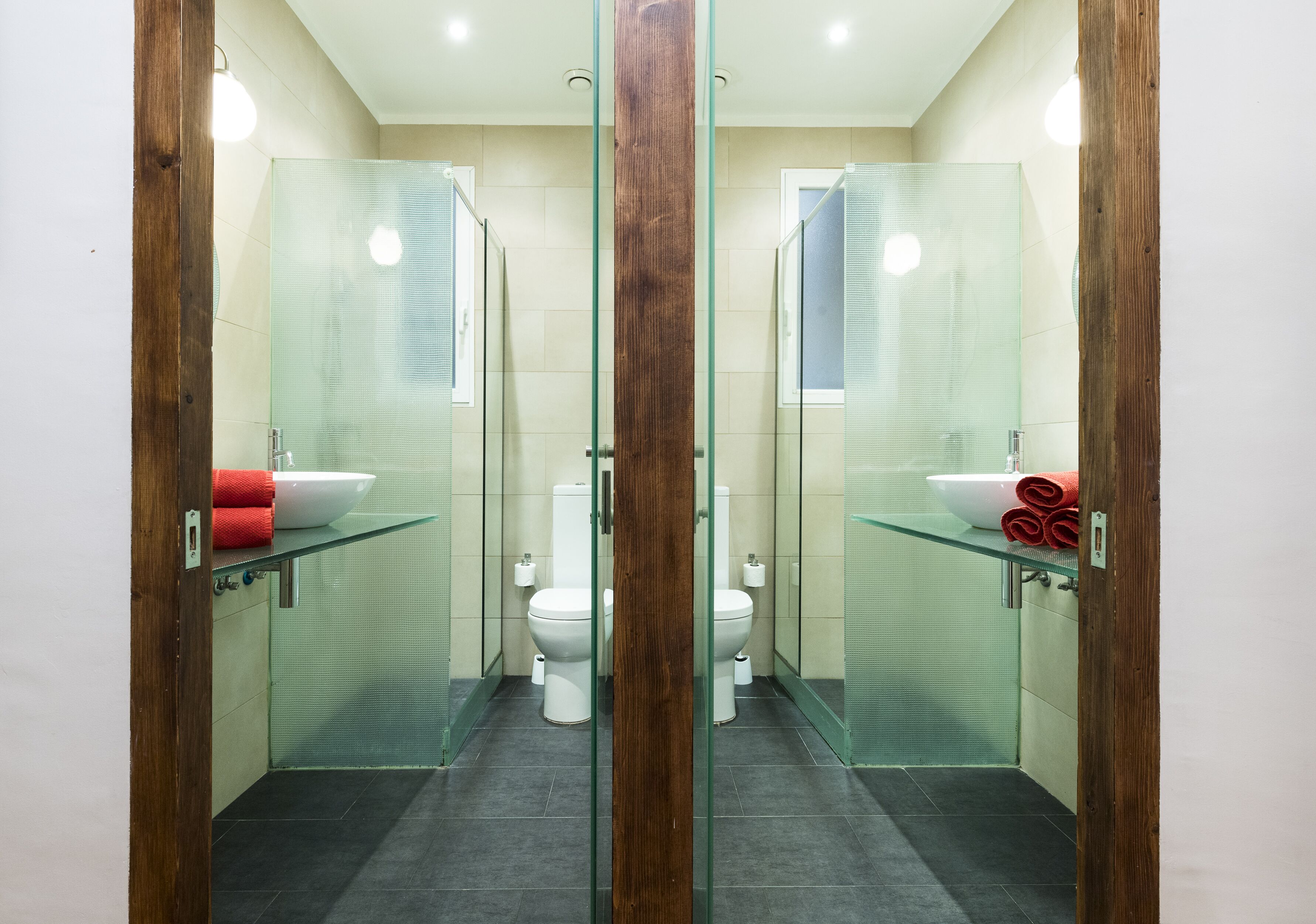 Een douche, een haardroger, handdoeken, toiletpapier