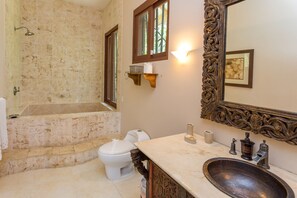 Ensemble baignoire-douche, séchoir à cheveux, serviettes fournies, savon