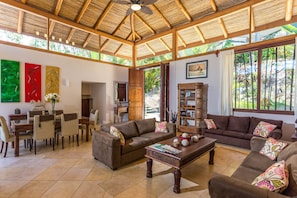 Smart TV, DVD player, books, stereo - Luxury Tropical Balinese Inspired Home in the Manuel Antonio Jungle (Manuel Antonio)