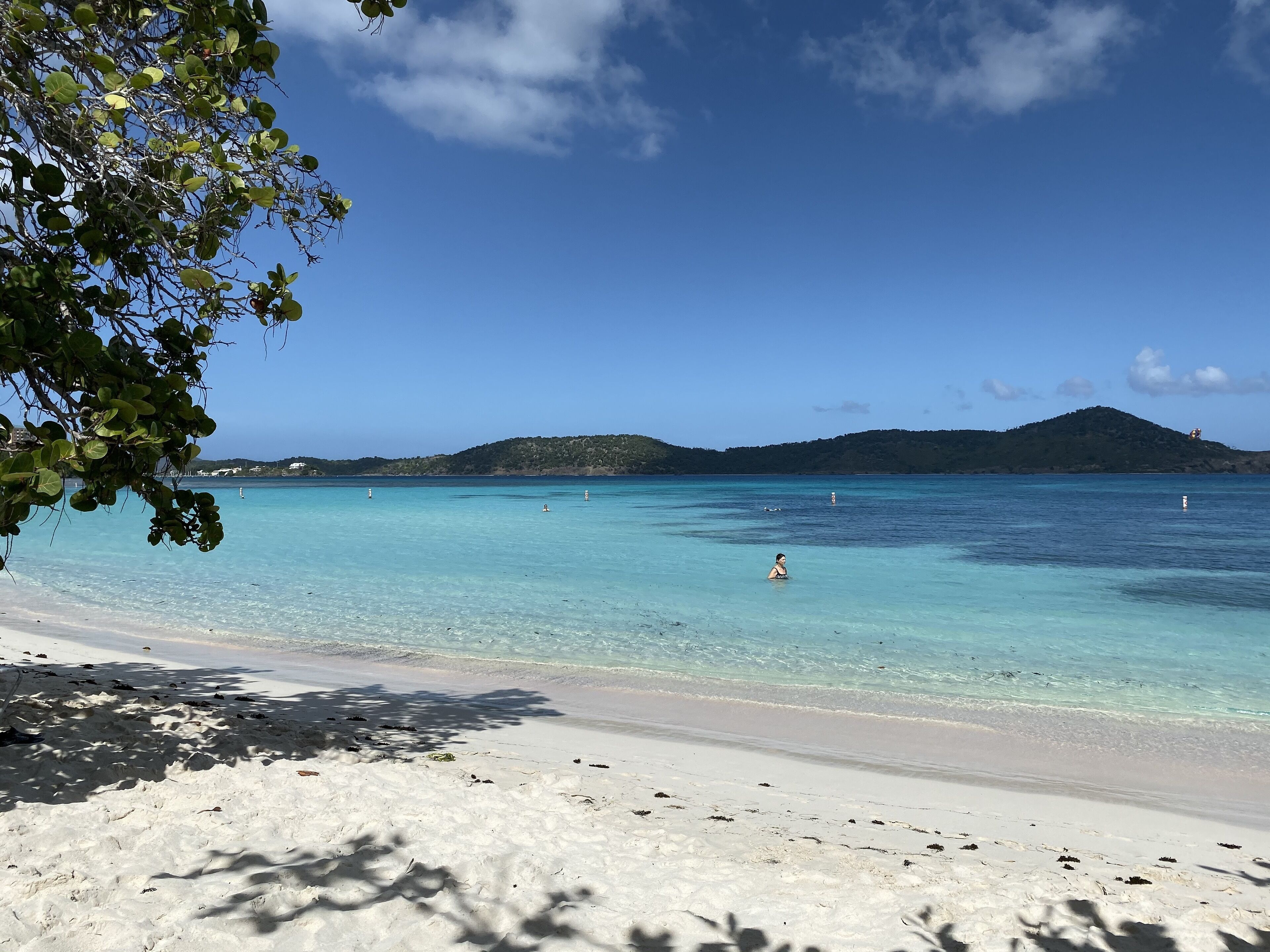 Sur la plage, chaise longue, serviettes de plage