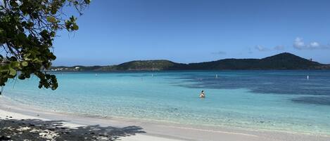 Rannalla, aurinkotuoleja, rantapyyhkeitä