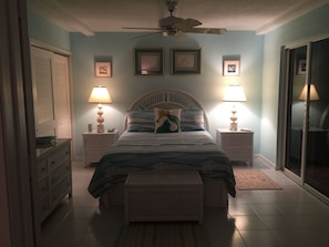 2 habitaciones, escritorio y tabla de planchar con plancha