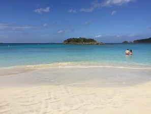 Am Strand, Liegestühle, Strandtücher