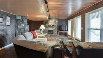 Smart-tv, een open haard, Netflix en een dvd-speler