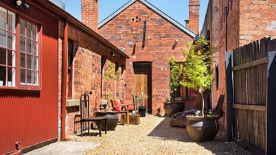 Persimmon - romantic getaway in historic Clunes