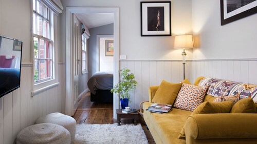 Persimmon - romantic getaway in historic Clunes