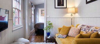Persimmon - romantic getaway in historic Clunes