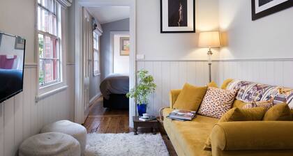 Persimmon - romantic getaway in historic Clunes